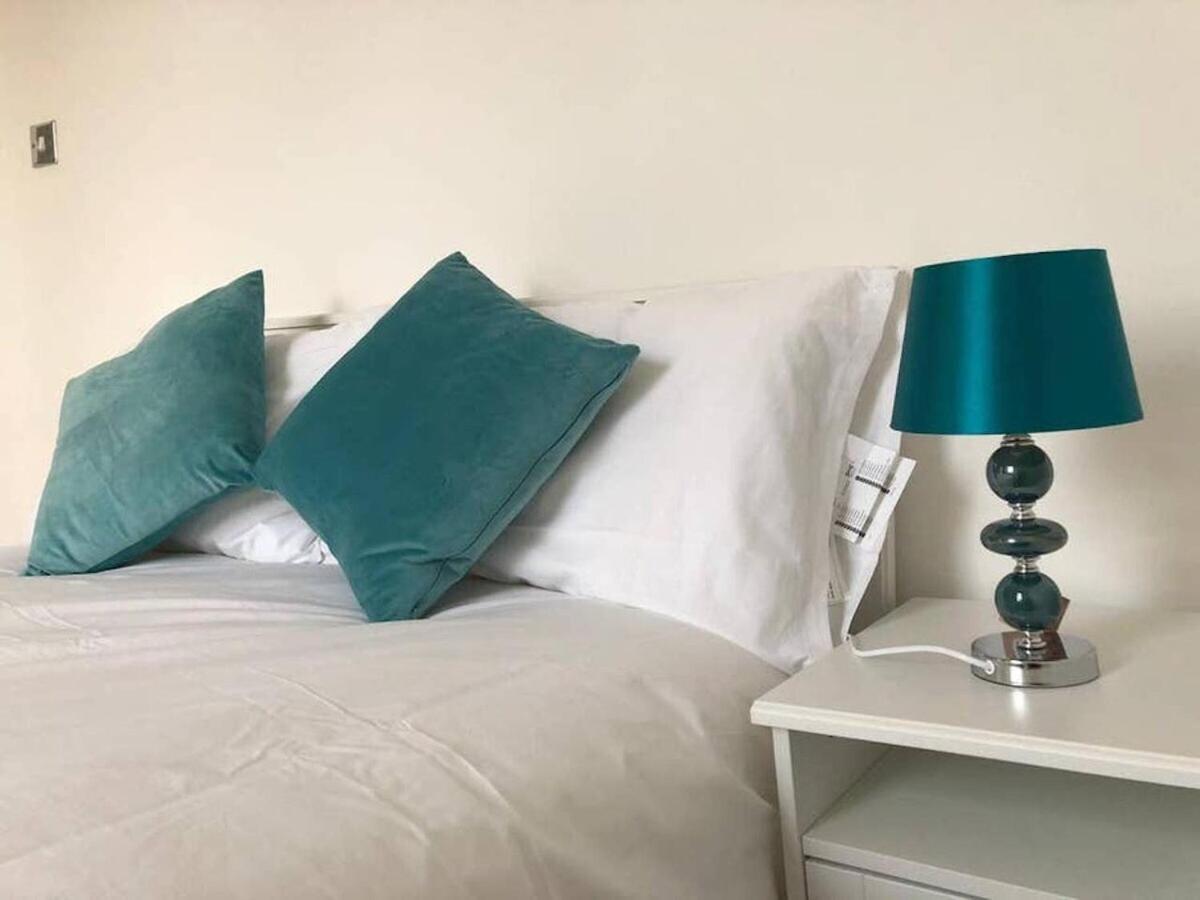 Wood Green Budget Rooms - Next To Mall & Metro Station - 10 Min To City Center Londyn Zewnętrze zdjęcie