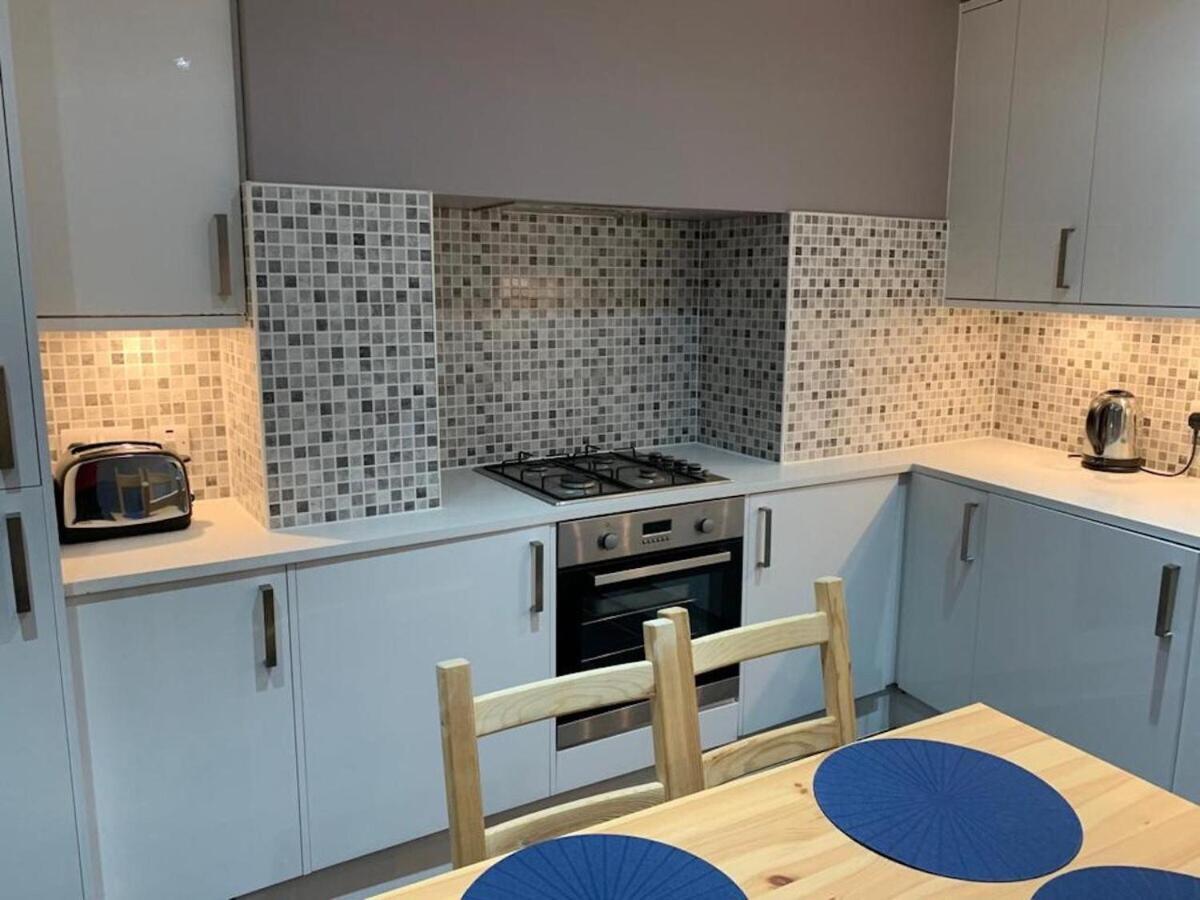 Wood Green Budget Rooms - Next To Mall & Metro Station - 10 Min To City Center Londyn Zewnętrze zdjęcie