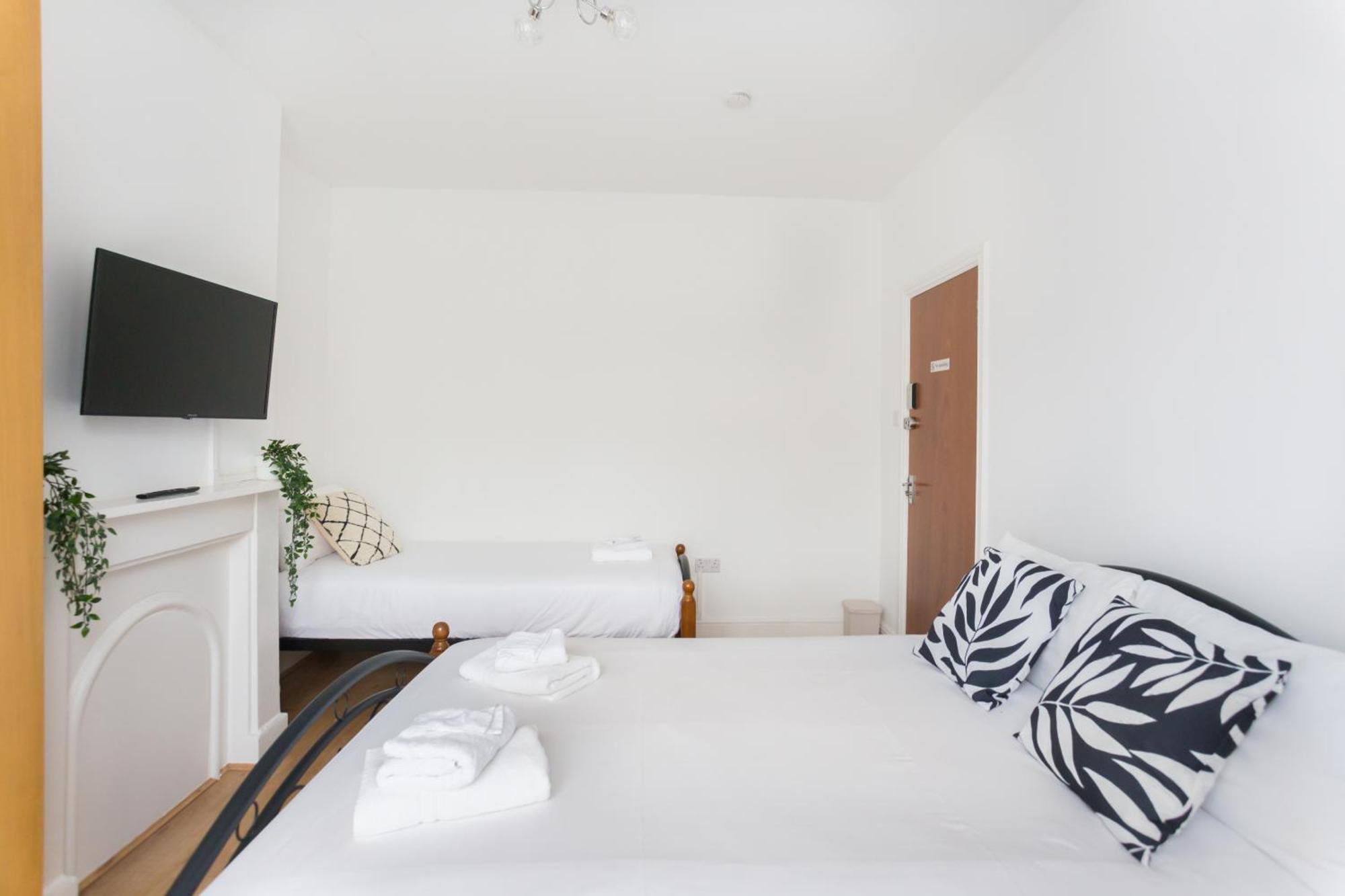 Wood Green Budget Rooms - Next To Mall & Metro Station - 10 Min To City Center Londyn Zewnętrze zdjęcie