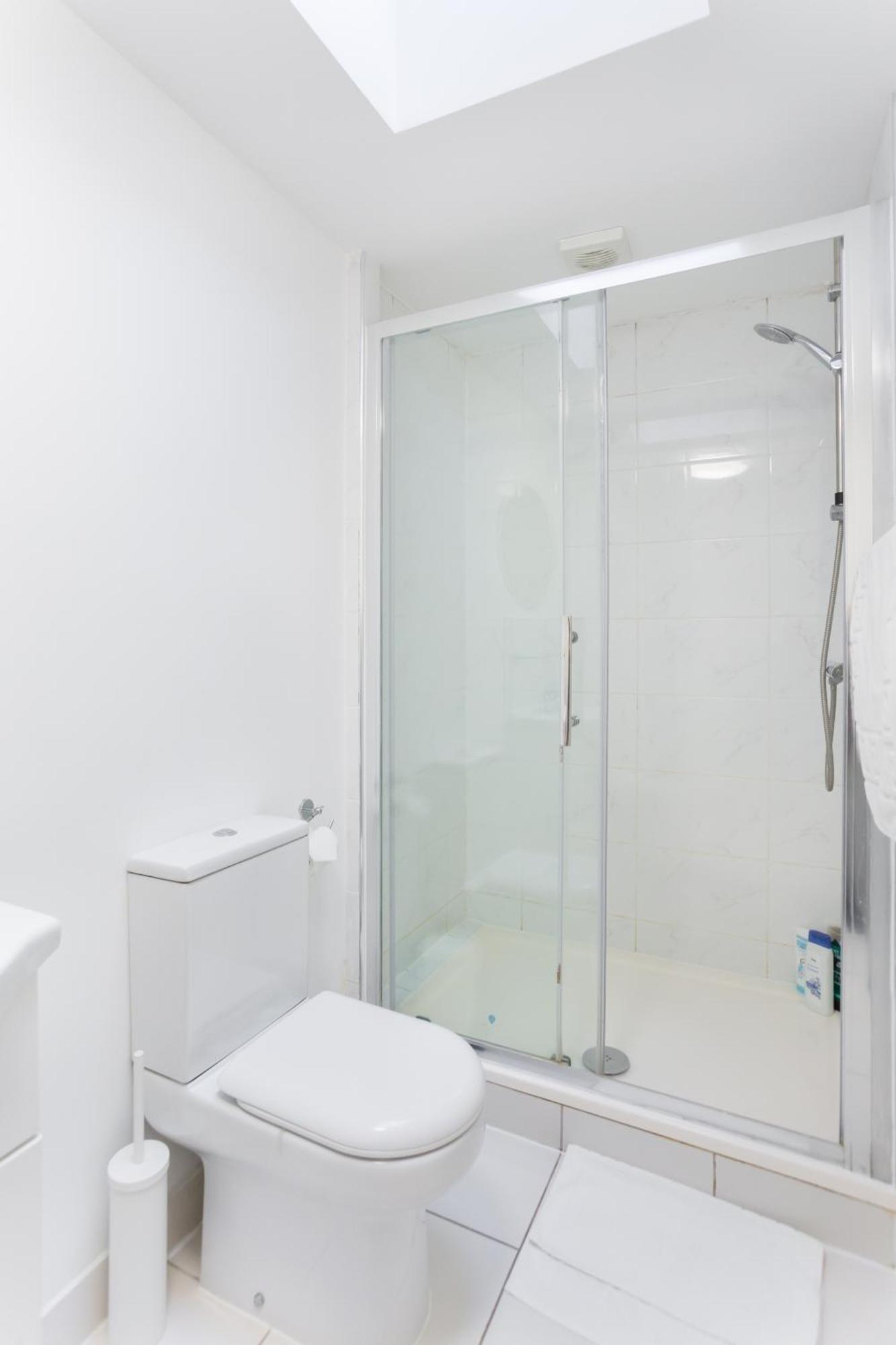Wood Green Budget Rooms - Next To Mall & Metro Station - 10 Min To City Center Londyn Zewnętrze zdjęcie