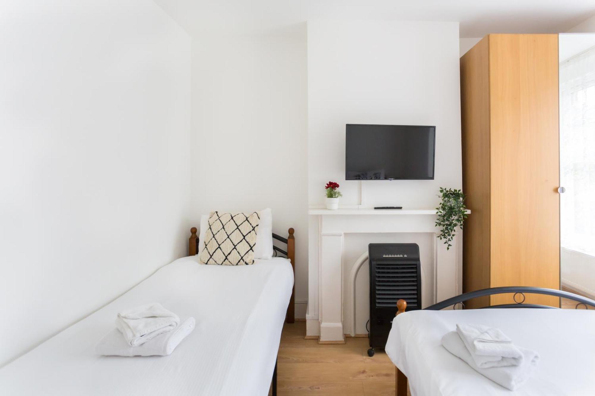 Wood Green Budget Rooms - Next To Mall & Metro Station - 10 Min To City Center Londyn Zewnętrze zdjęcie