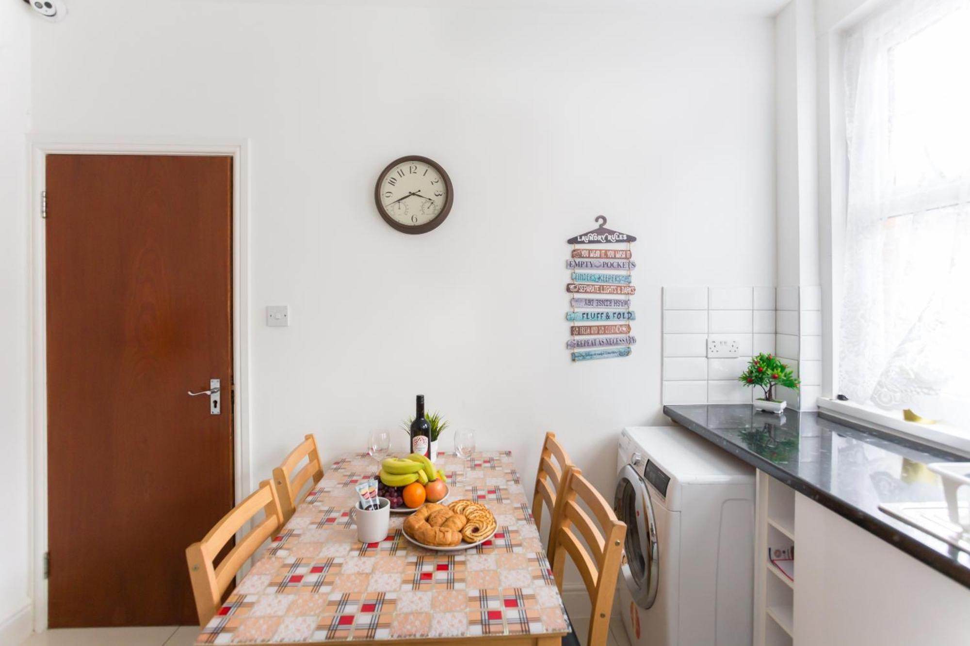 Wood Green Budget Rooms - Next To Mall & Metro Station - 10 Min To City Center Londyn Zewnętrze zdjęcie