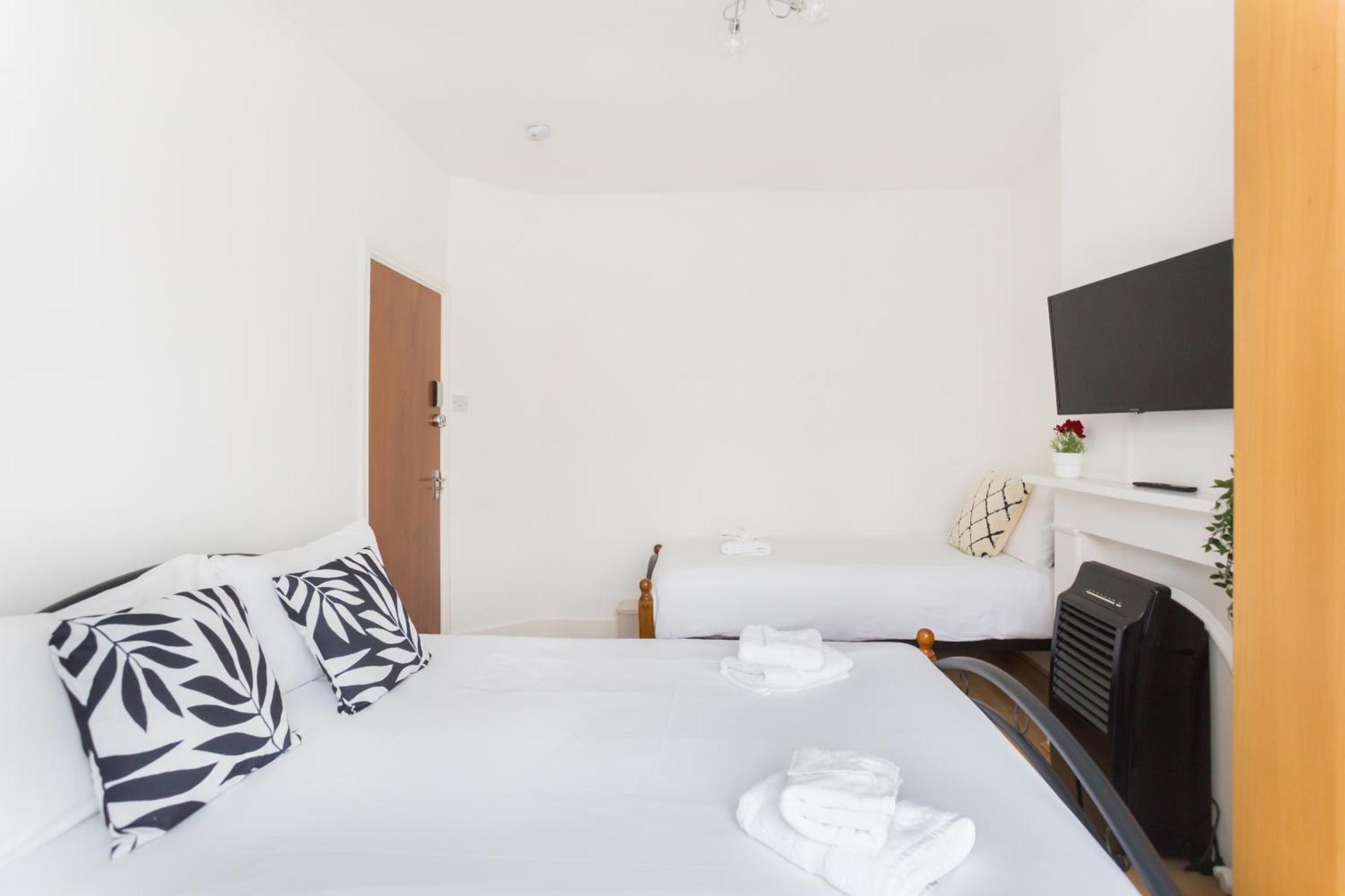 Wood Green Budget Rooms - Next To Mall & Metro Station - 10 Min To City Center Londyn Zewnętrze zdjęcie