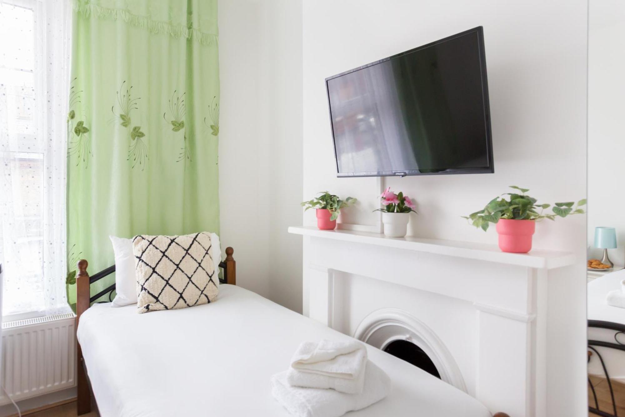 Wood Green Budget Rooms - Next To Mall & Metro Station - 10 Min To City Center Londyn Zewnętrze zdjęcie