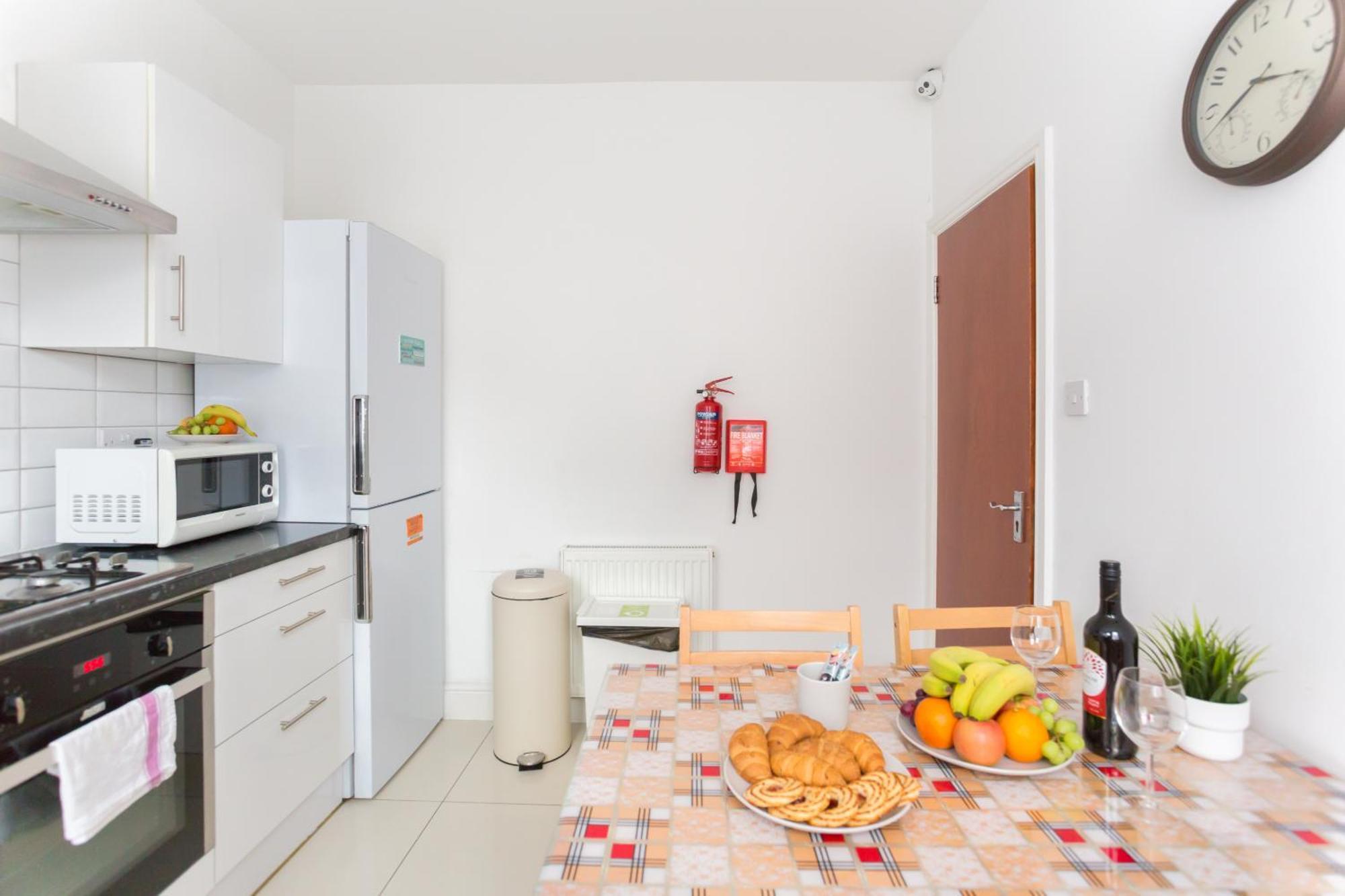 Wood Green Budget Rooms - Next To Mall & Metro Station - 10 Min To City Center Londyn Zewnętrze zdjęcie