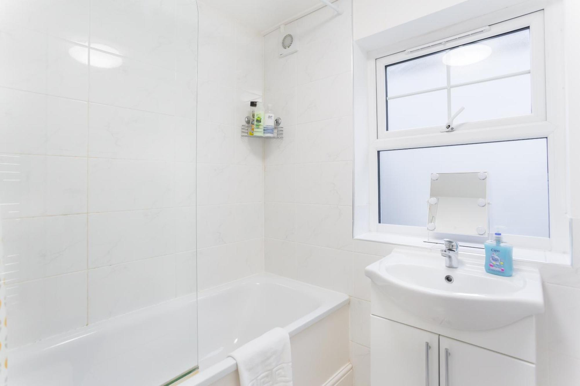 Wood Green Budget Rooms - Next To Mall & Metro Station - 10 Min To City Center Londyn Zewnętrze zdjęcie