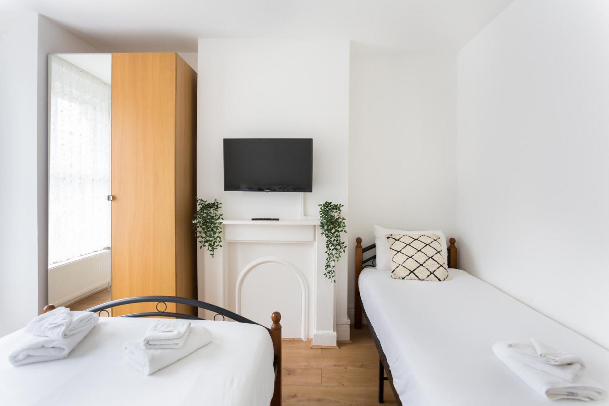 Wood Green Budget Rooms - Next To Mall & Metro Station - 10 Min To City Center Londyn Zewnętrze zdjęcie