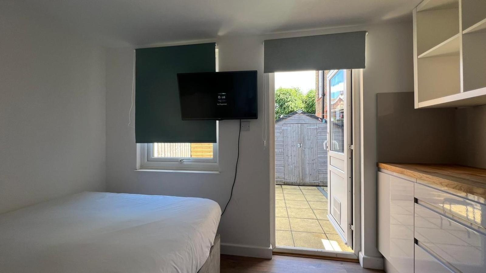 Wood Green Budget Rooms - Next To Mall & Metro Station - 10 Min To City Center Londyn Zewnętrze zdjęcie