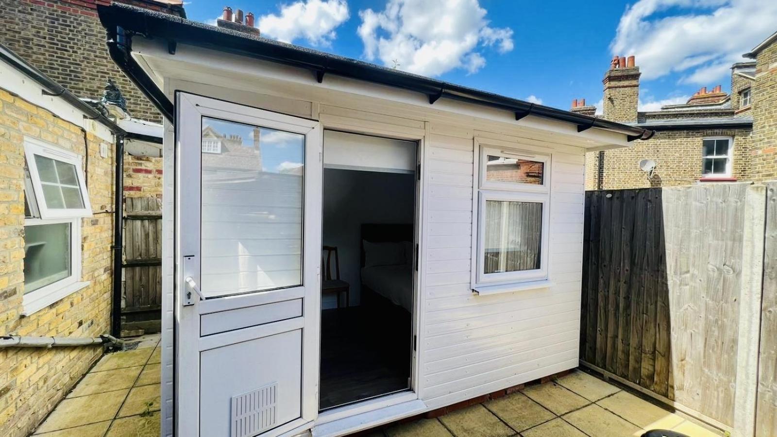 Wood Green Budget Rooms - Next To Mall & Metro Station - 10 Min To City Center Londyn Zewnętrze zdjęcie
