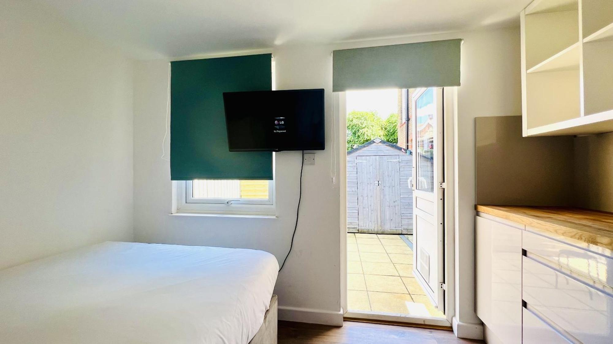 Wood Green Budget Rooms - Next To Mall & Metro Station - 10 Min To City Center Londyn Zewnętrze zdjęcie