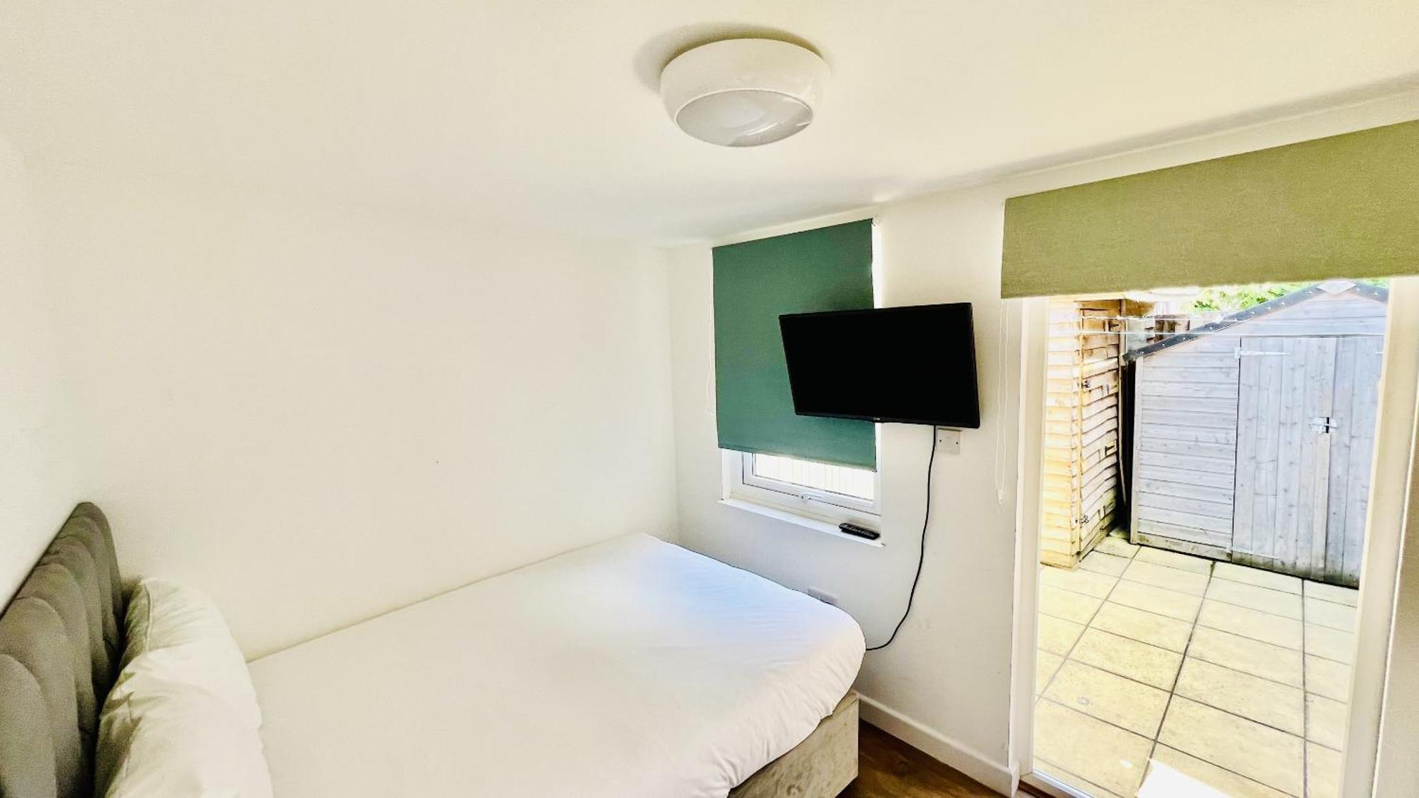Wood Green Budget Rooms - Next To Mall & Metro Station - 10 Min To City Center Londyn Zewnętrze zdjęcie